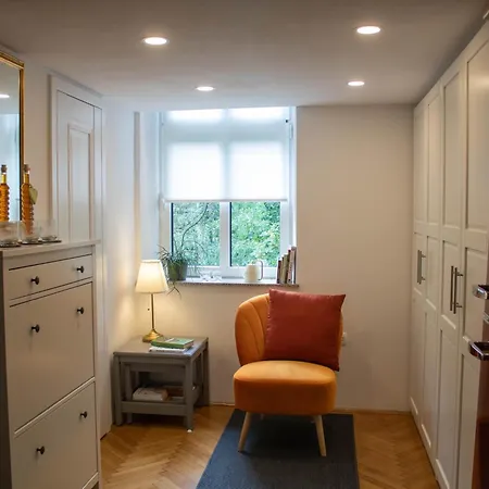 Jane's Place, Experience The Atmosphere Of A Historic & Free Parking