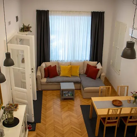 Jane's Place, Experience The Atmosphere Of A Historic & Free Parking Appartement