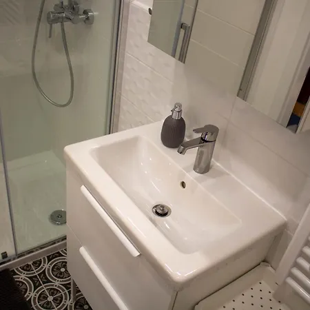 Jane's Place, Experience The Atmosphere Of A Historic & Free Parking Daire