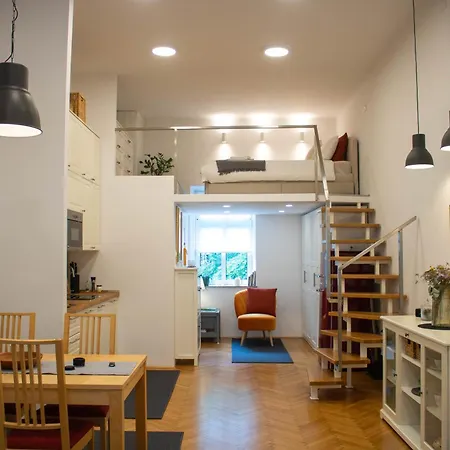 Jane's Place, Experience The Atmosphere Of A Historic & Free Parking Lublana