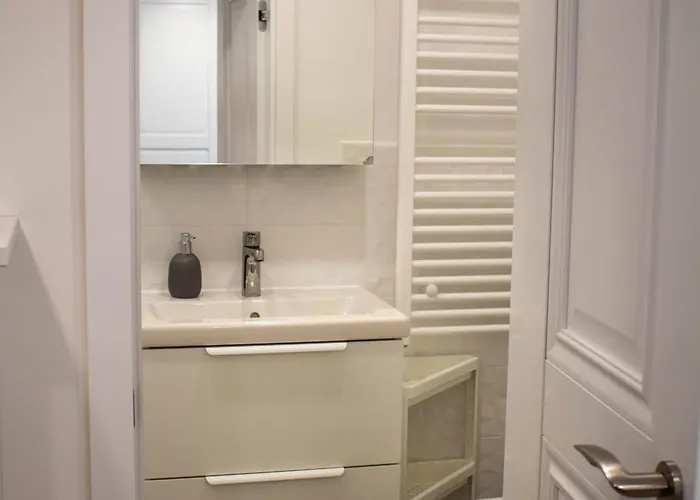 Jane's Place, Experience The Atmosphere Of A Historic & Free Parking Ljubljana